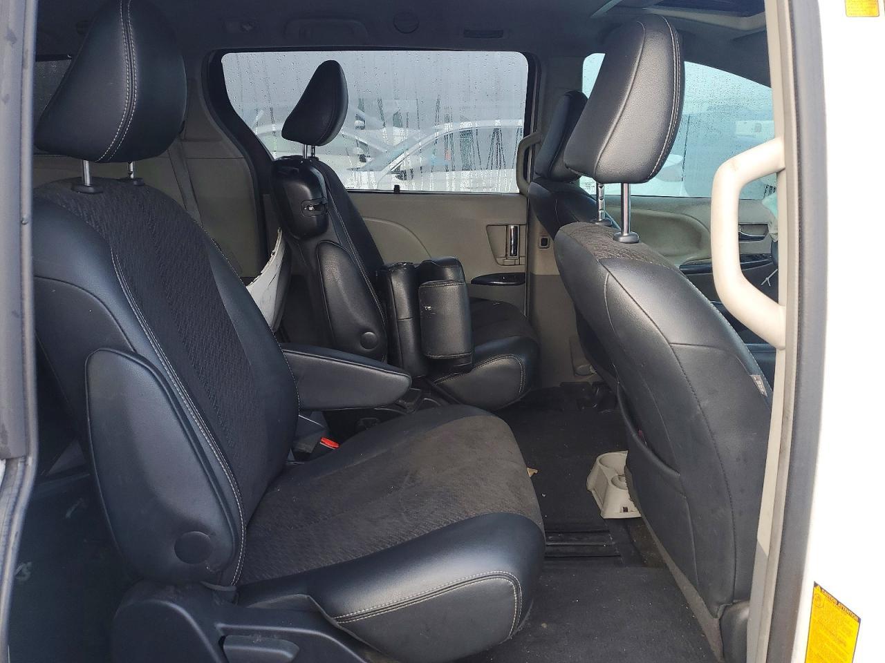 2014 Toyota Sienna se 8-passenger