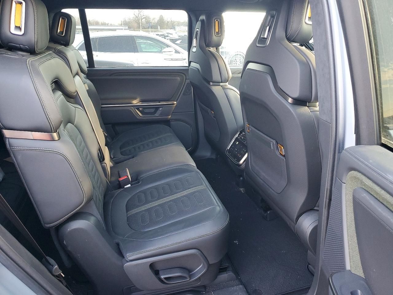 2025 Rivian R1S Adventure