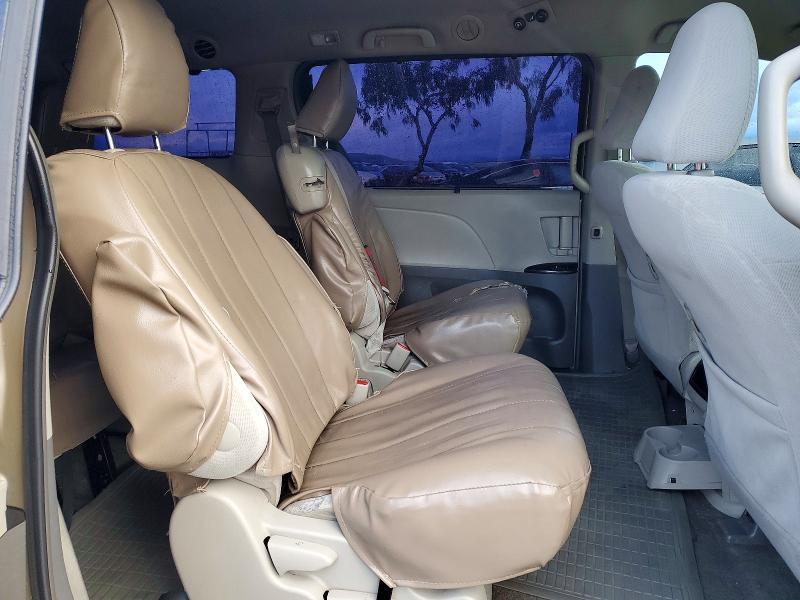 2012 Toyota Sienna le 8-passenger