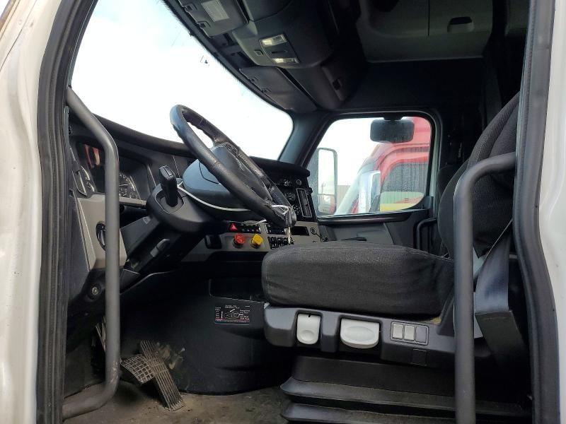 2019 Freightliner Cascadia 1-semi Truck