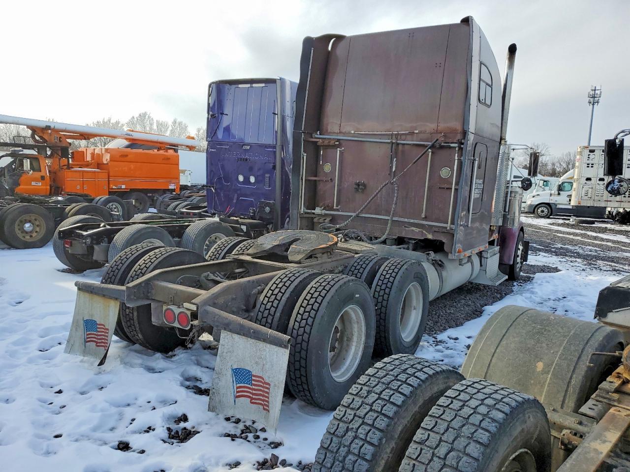 2000 Freightliner Convention Semi Truck