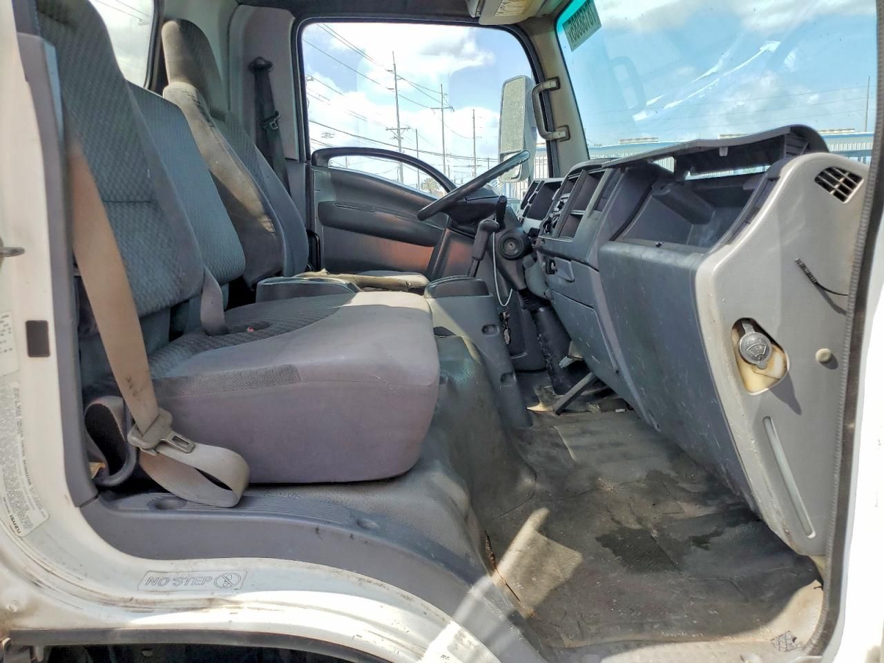 2012 Isuzu NQR-BOX Truck