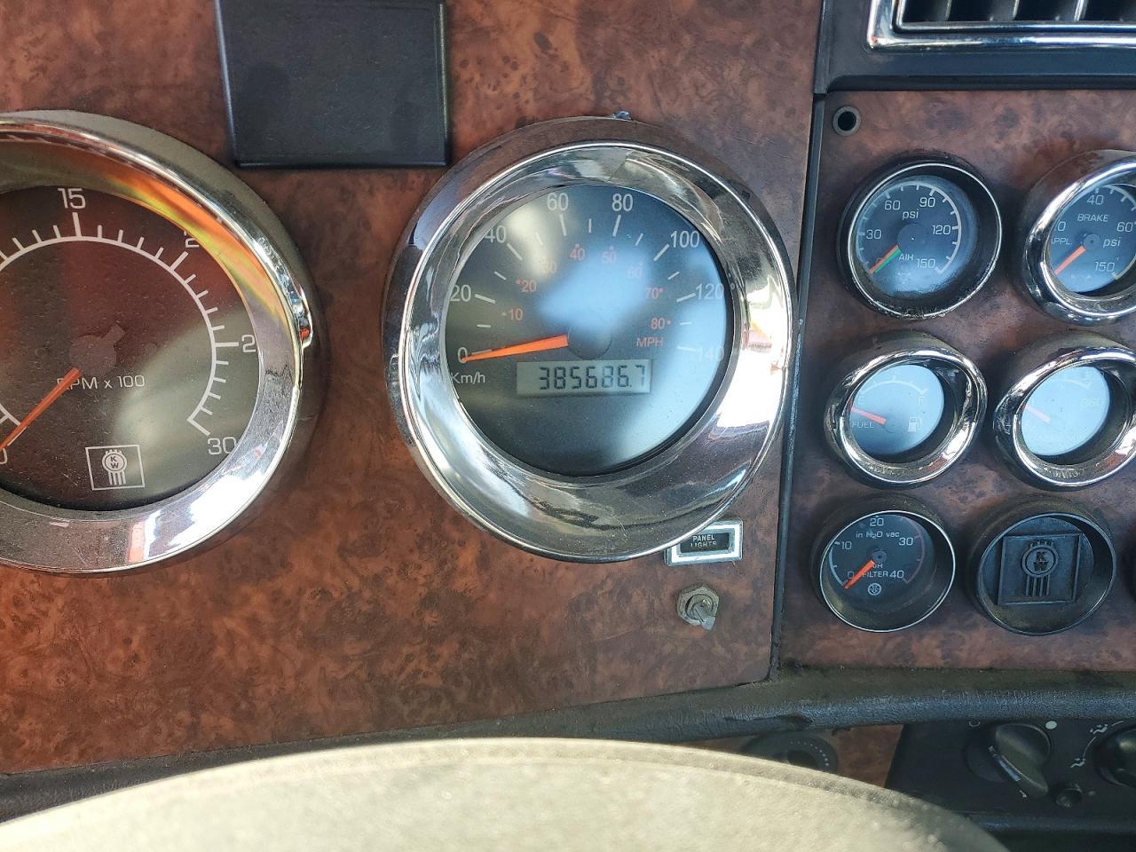 2005 Kenworth Constructi-Semi Truck