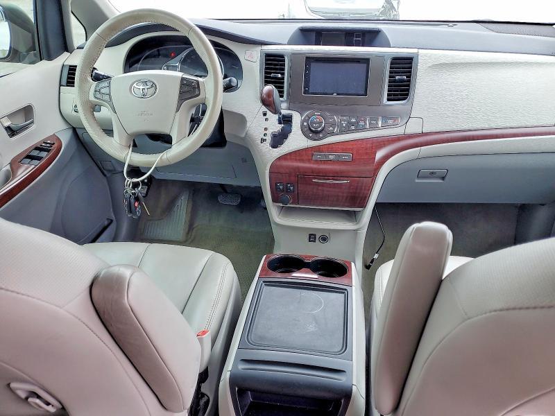 2013 Toyota Sienna xle 8-passenger