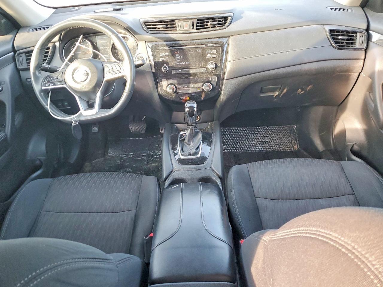 2017 Nissan Rogue sv