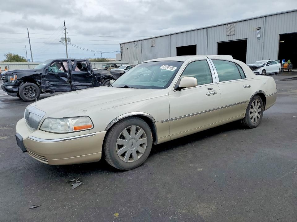 2005 Lincoln Town car Signature Limited