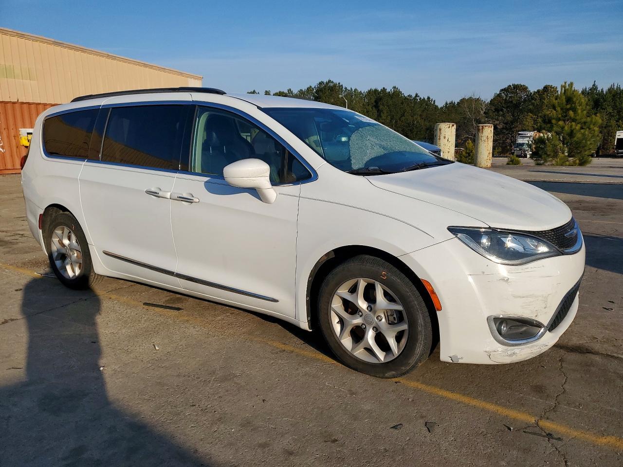 2017 Chrysler Pacifica Touring l