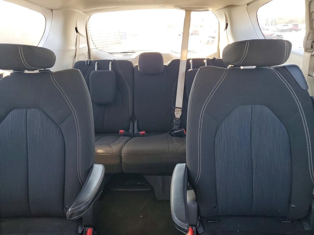 2020 Chrysler Voyager lx