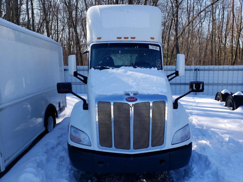 2017 Peterbilt 579 Semi Truck