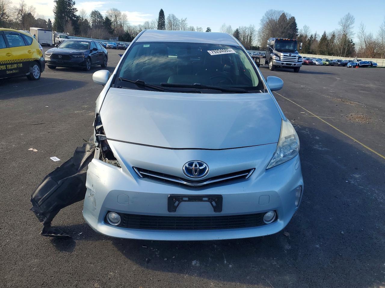 2013 Toyota Prius v Five