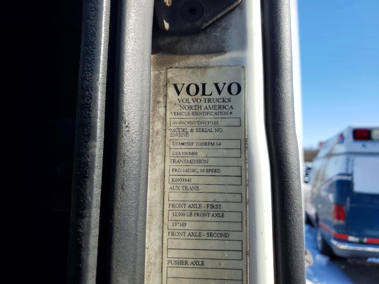 2013 Volvo VNL Semi Truck