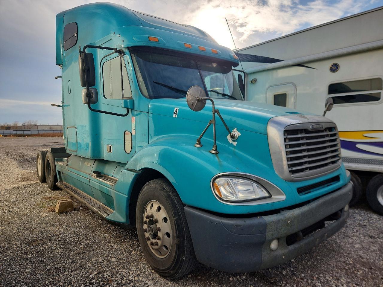 2005 Freightliner Columbia Semi Truck
