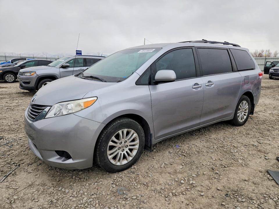 2011 Toyota Sienna le 7-passenger