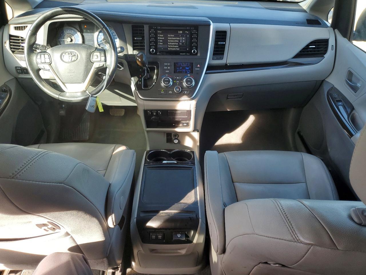 2020 Toyota Sienna xle