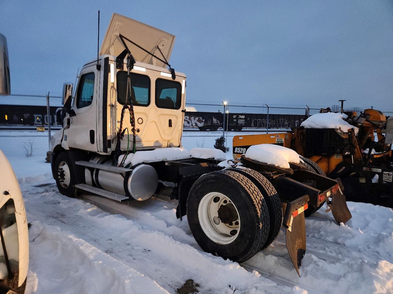 2022 Freightliner Cascadia 116 Semi Truck