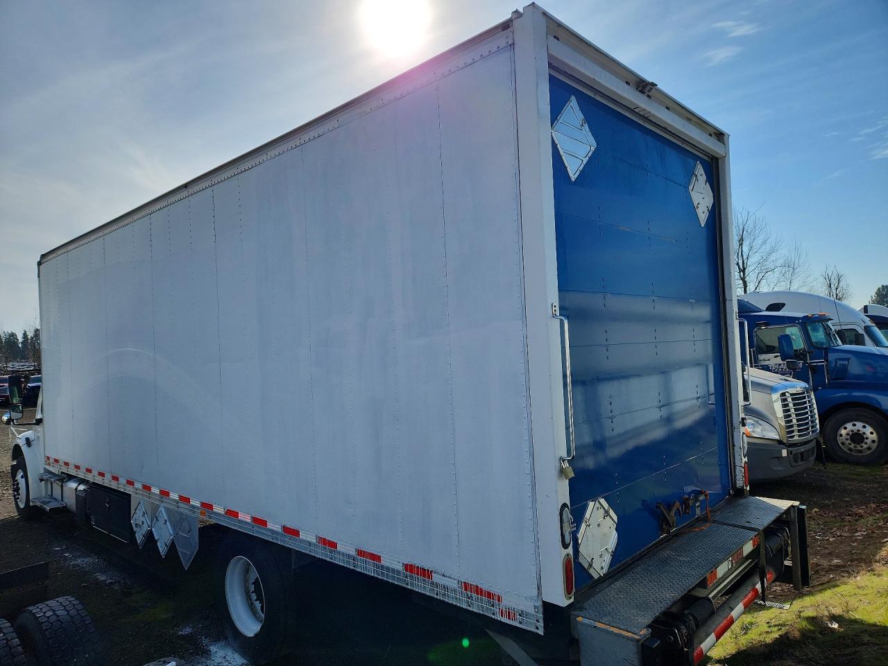 2017 Freightliner Business Class M2 BOX Truck