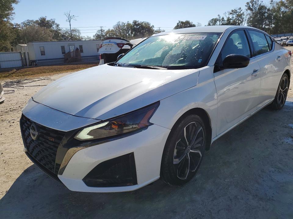 2025 Nissan Altima sr