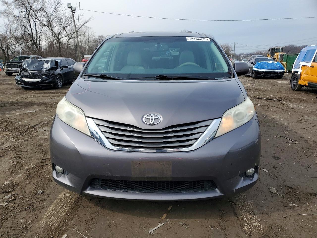 2014 Toyota Sienna xle 8-passenger