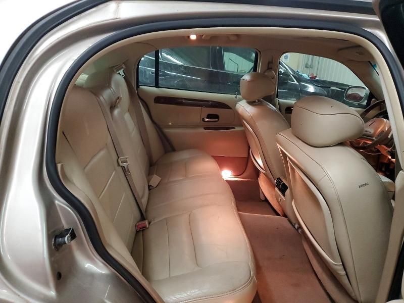 2002 Lincoln Town car Signature