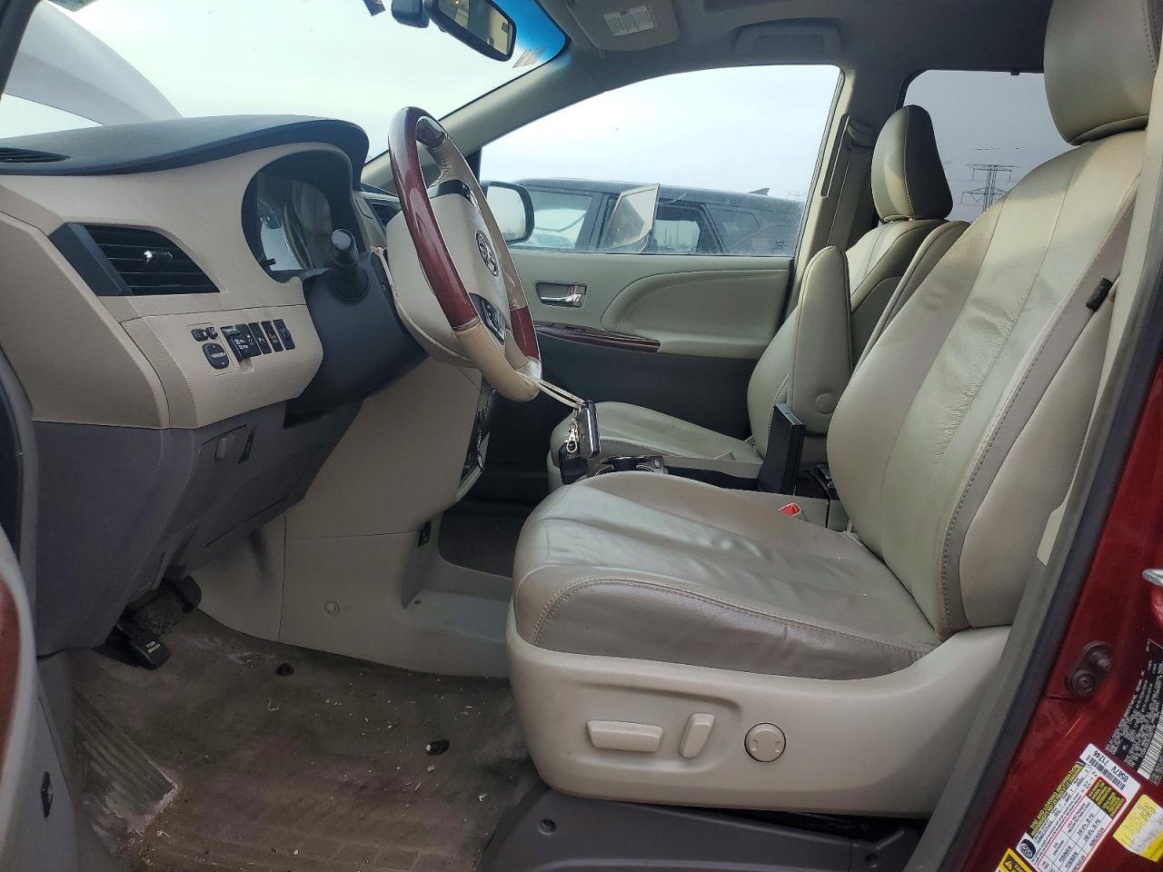 2014 Toyota Sienna xle Limited 7-passenger