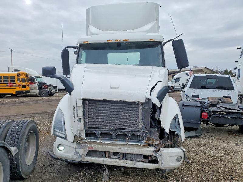 2022 Volvo Vnr Semi Truck