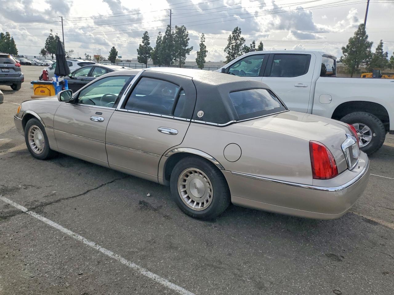 2000 Lincoln Town car Executive
