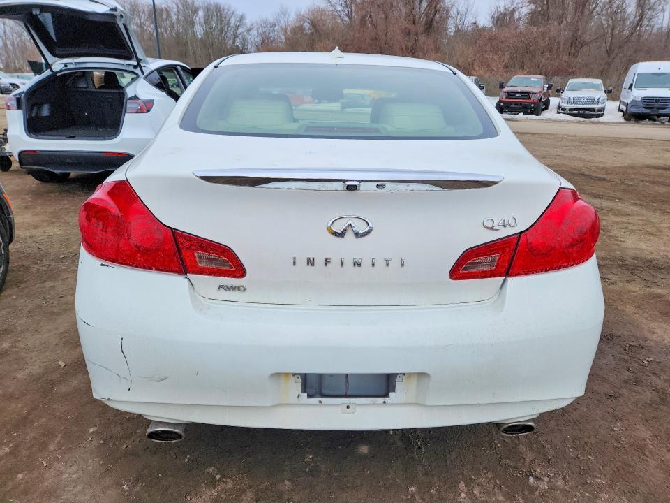 2015 Infinity Q40