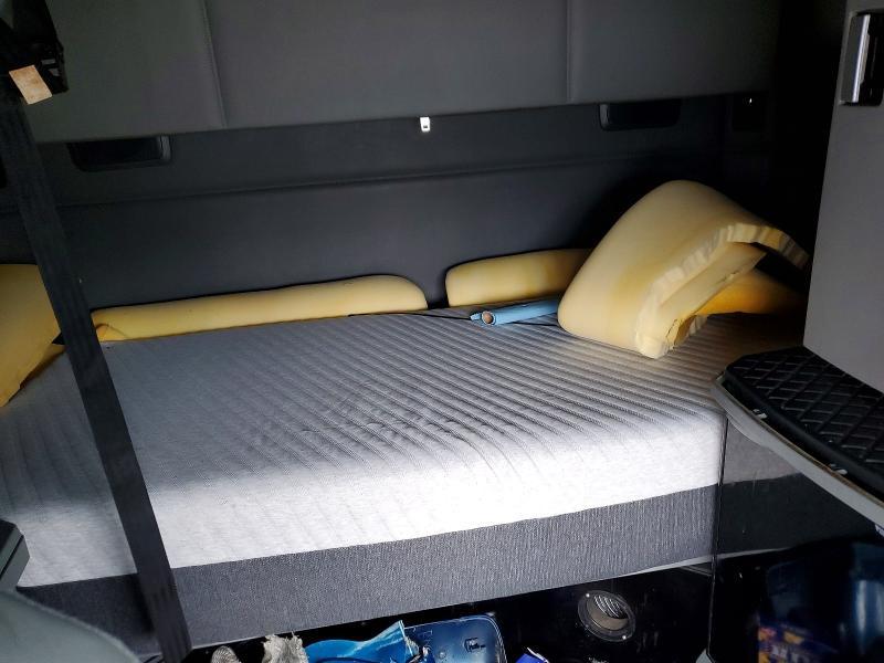 2016 Kenworth T400 Semi Truck