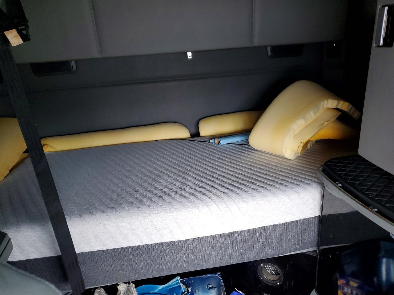 2016 Kenworth T400 Semi Truck