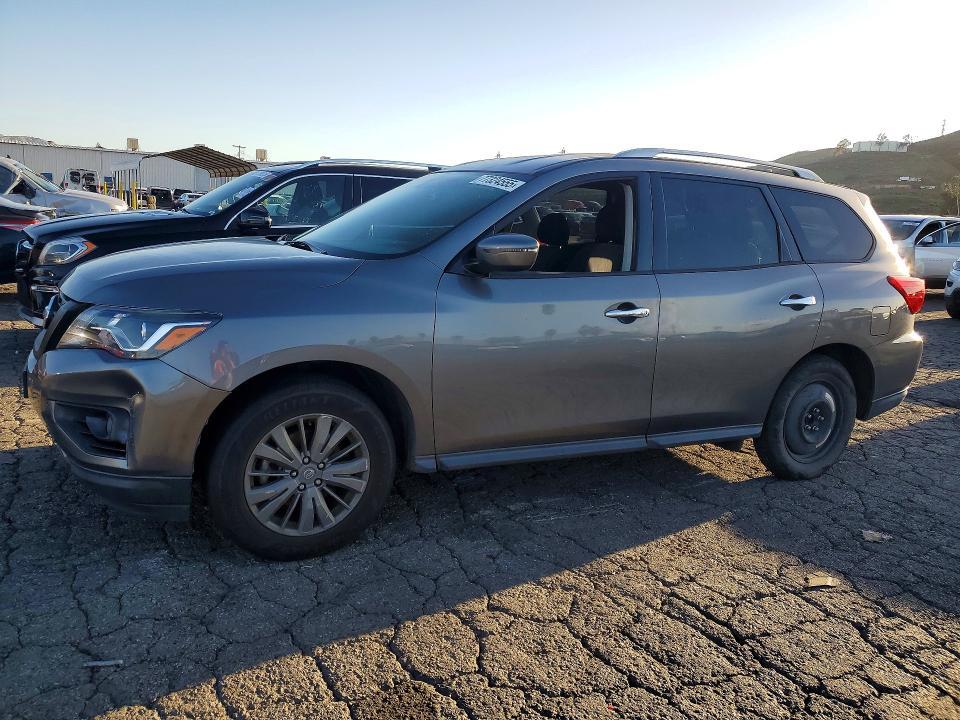 2020 Nissan Pathfinder sv