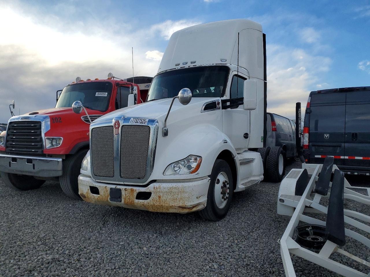 2015 Kenworth T680 Semi Truck