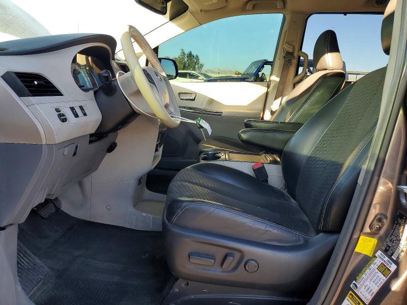 2013 Toyota Sienna se 8-passenger