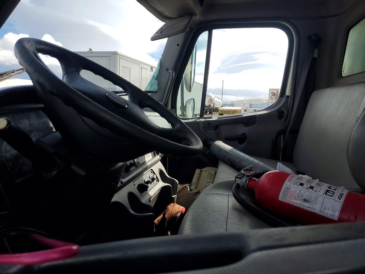 2017 Freightliner Business Class M2 BOX Truck