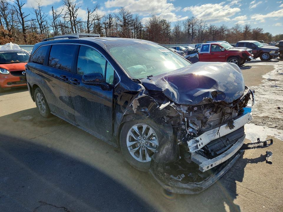 2025 Toyota Sienna le 8-passenger