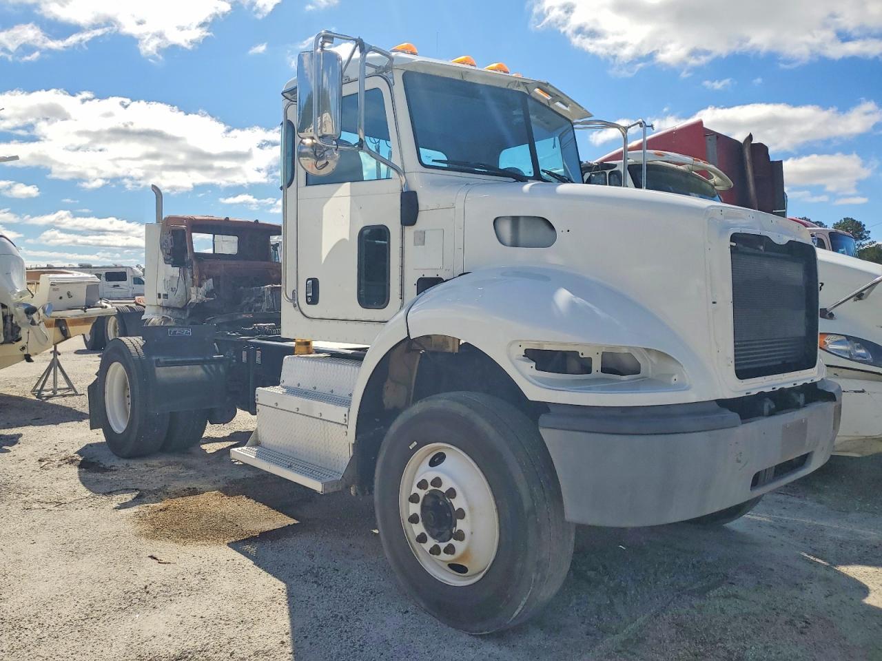 2016 Peterbilt 382 Semi Truck
