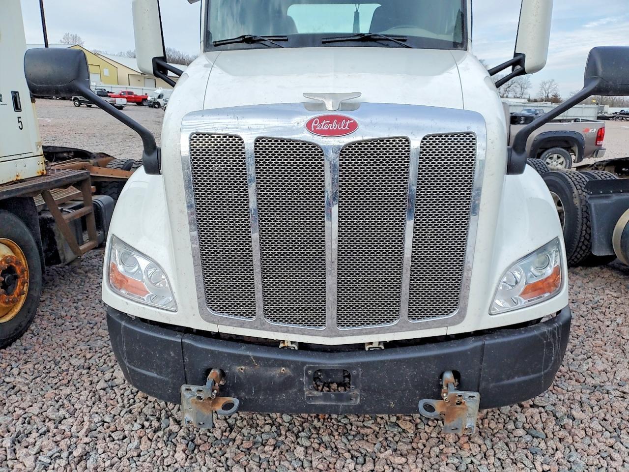 2017 Peterbilt 579 Semi Truck