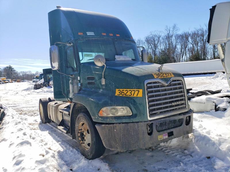 2017 Mack CXU613 Semi Truck