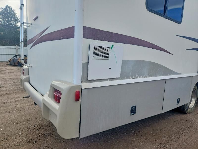 2005 Winnebago Sunova IFD33L