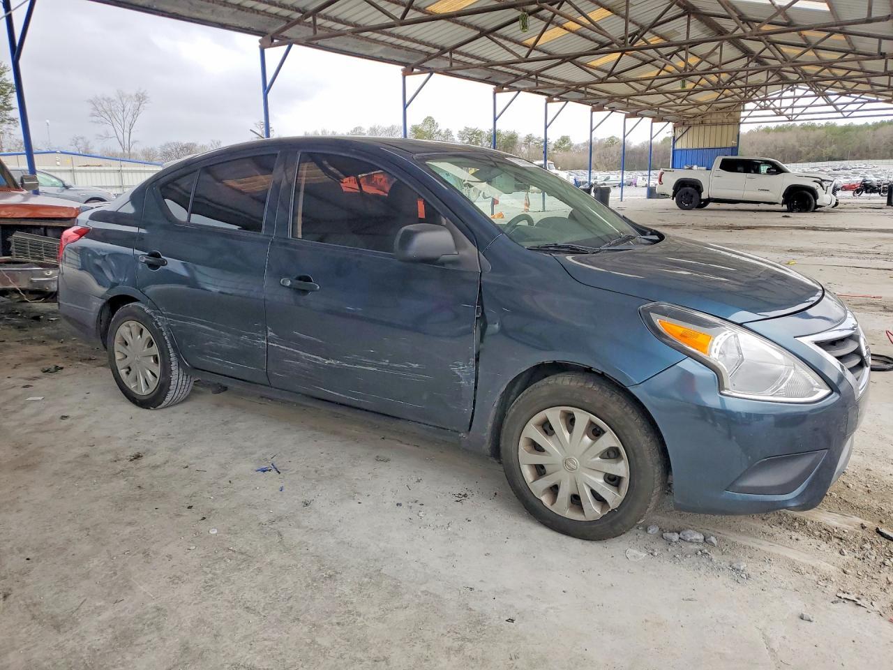 2015 Niss Versa s