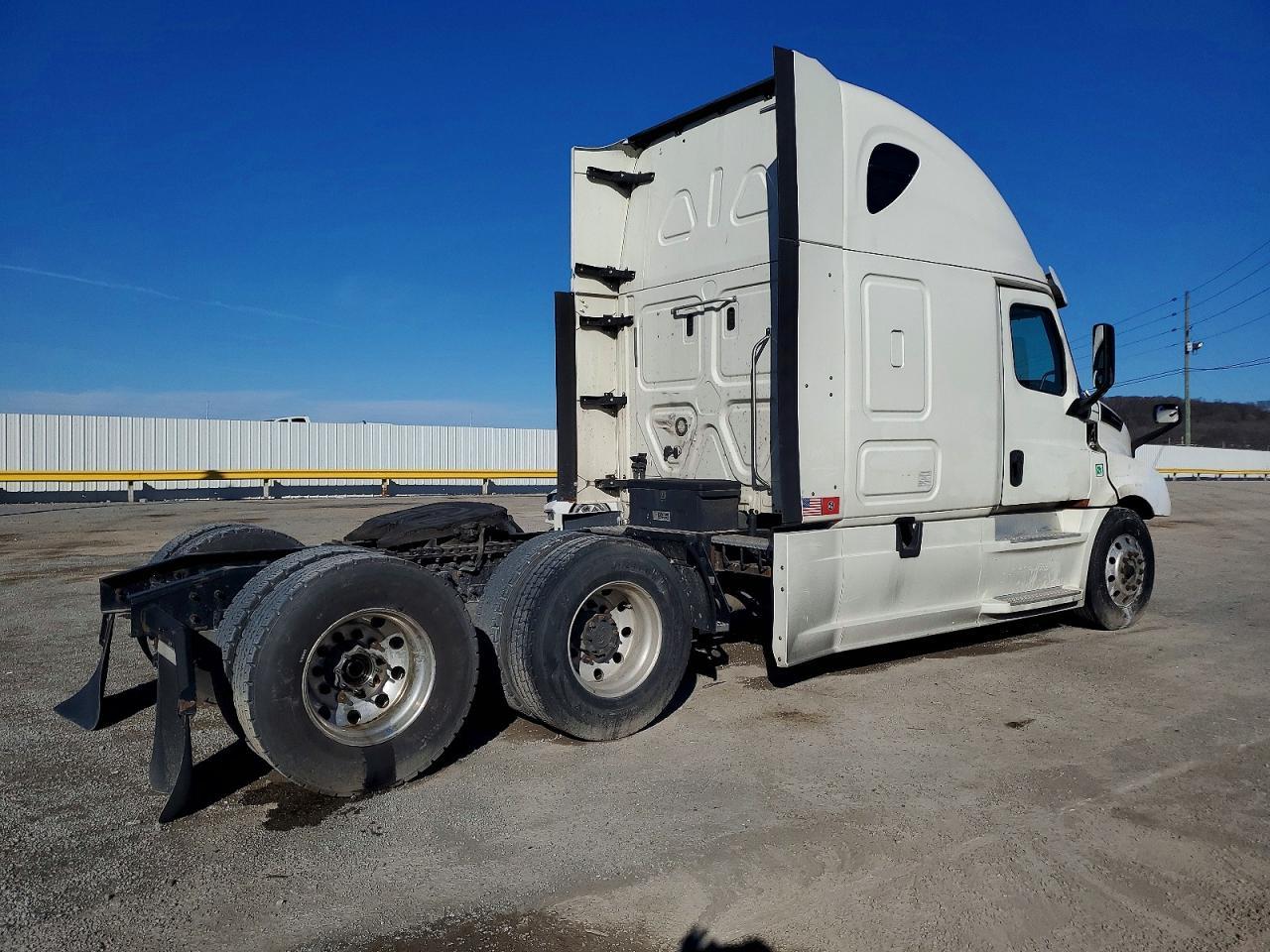 2018 Freightliner Cascadia 126 Semi Truck