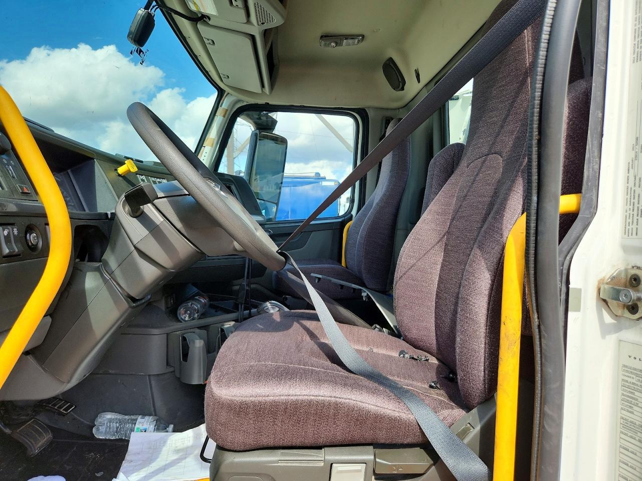 2025 Volvo VN VNL-Semi Truck