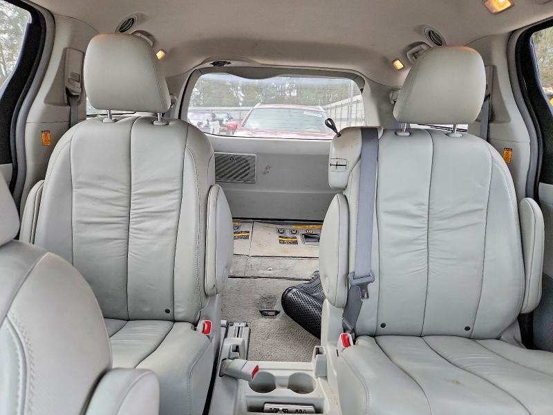 2011 Toyota Sienna xle 8-passenger