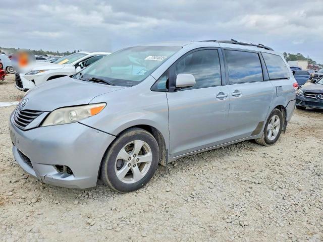 2011 Toyota Sienna le 8-passenger