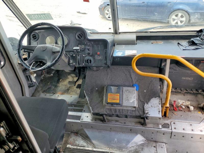 2005 Freightliner Chassis M Line WALK-IN Van