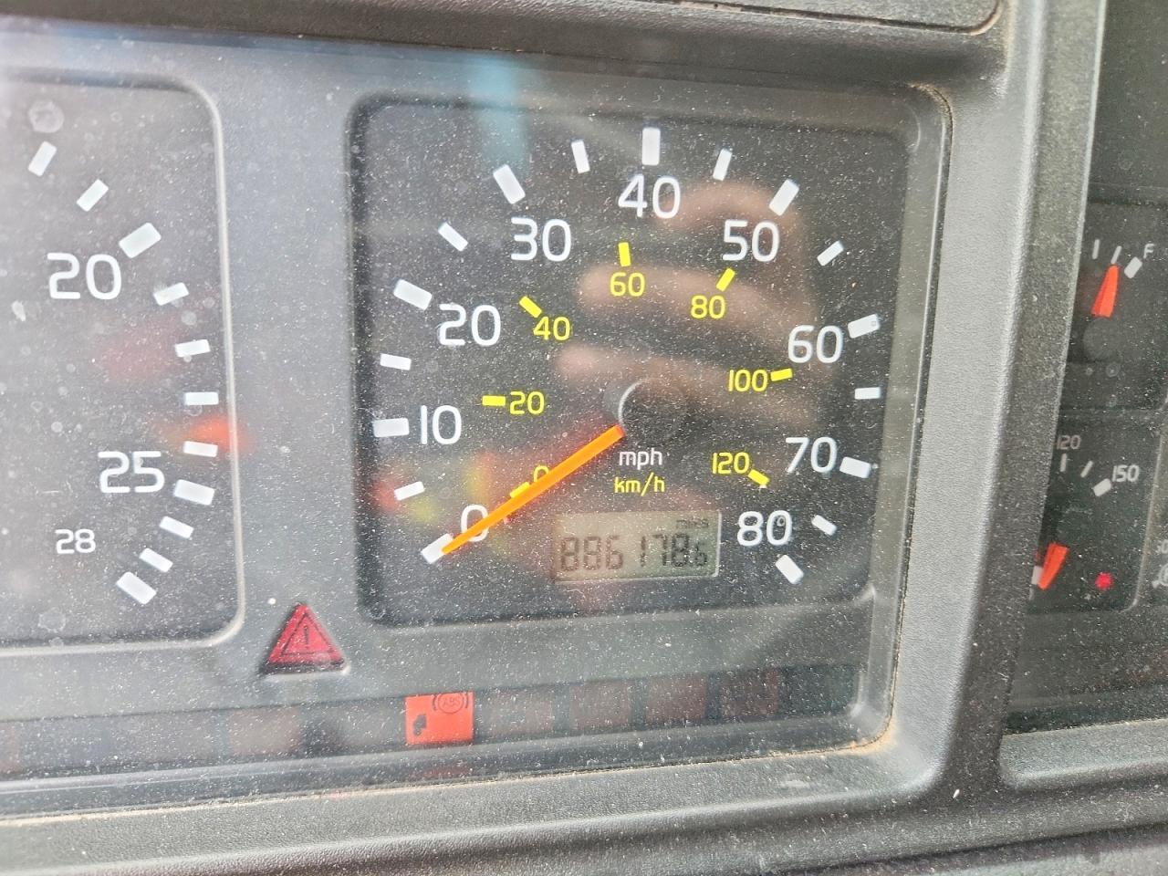 2003 Volvo VNL Semi Truck