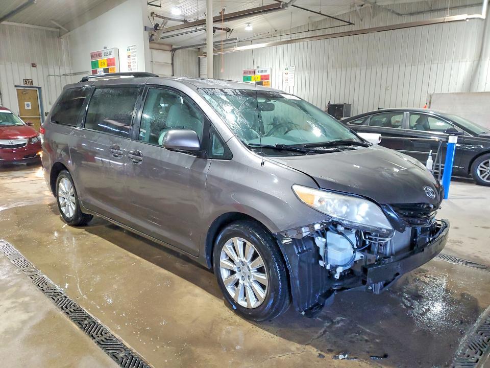 2011 Toyota Sienna le 7-passenger