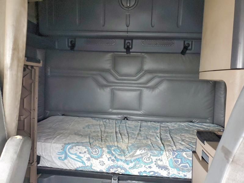 2018 Freightliner Cascadia 125 Semi Truck