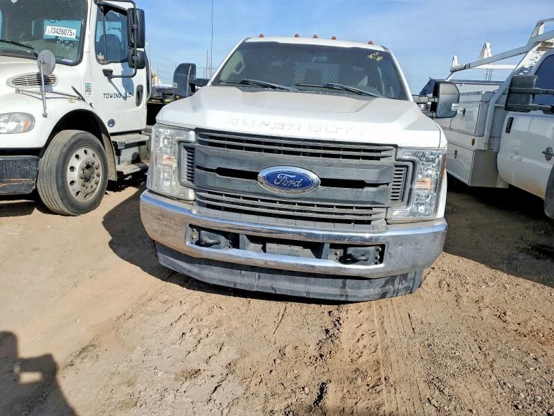 2017 Ford F350 Super Duty Flatbed Truck