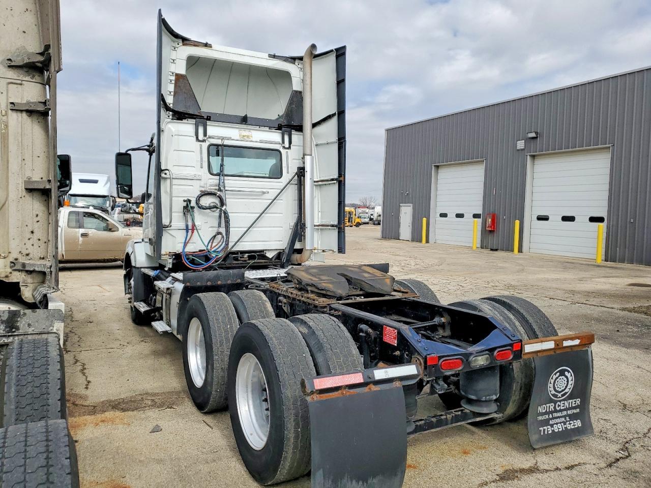2016 Volvo VNL 670 Semi Truck
