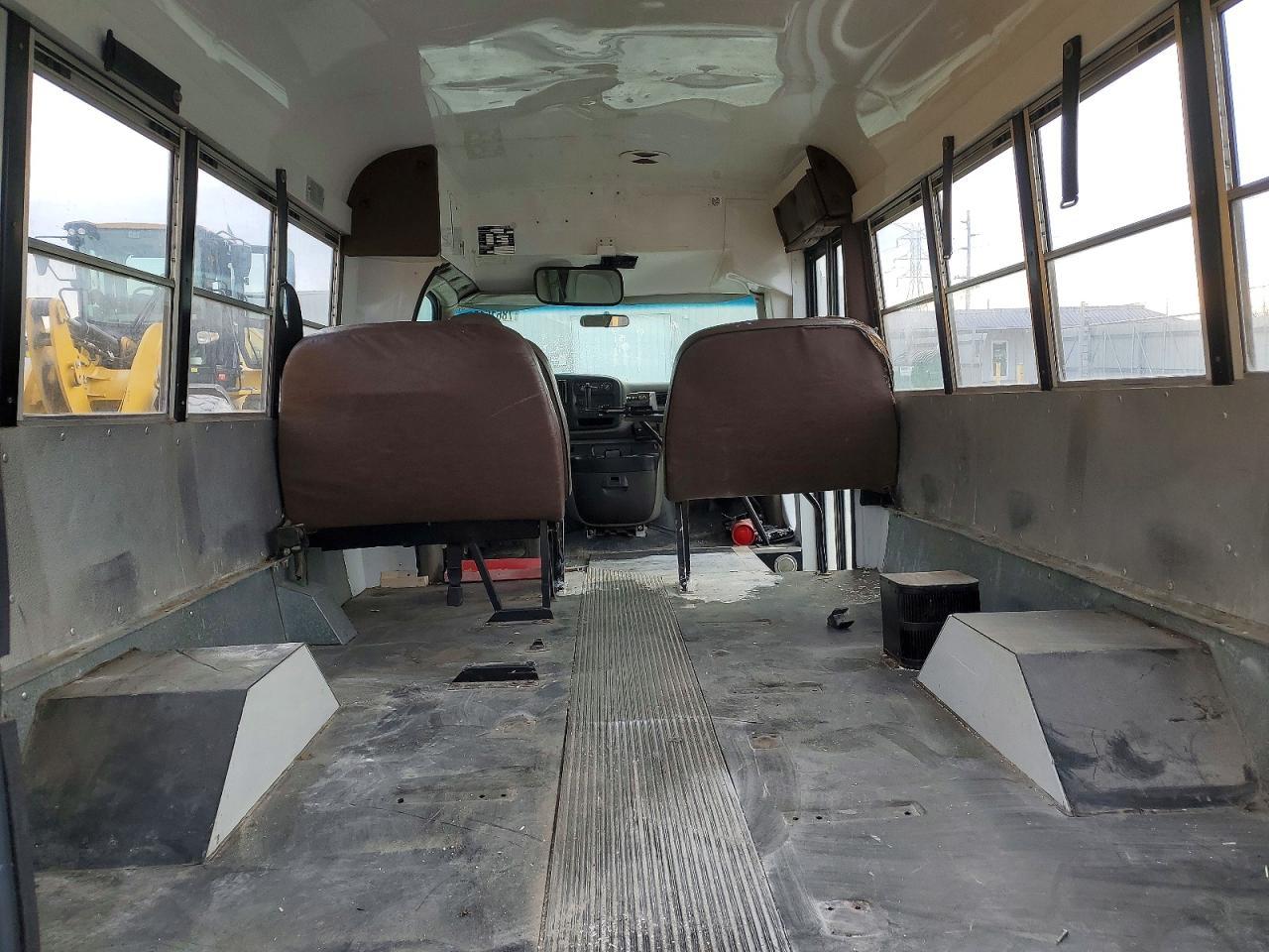 2001 GMC Savana Cutaway G3500